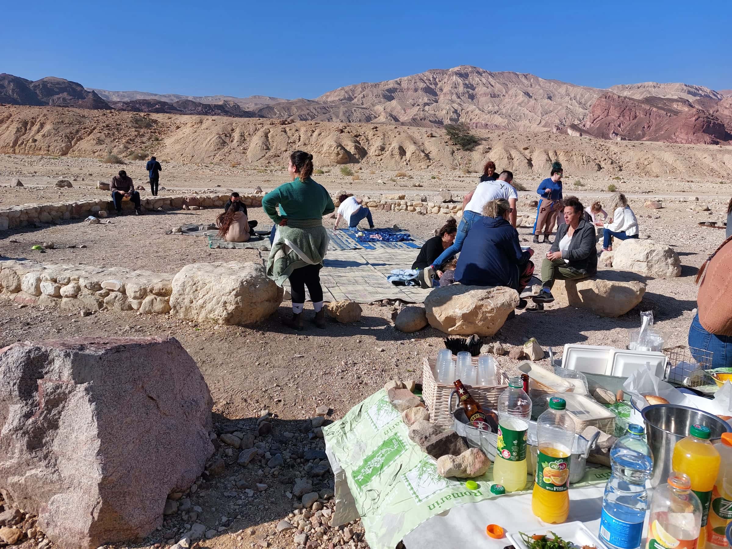 פריסת אירוח בשטח עם אורחים במדבר