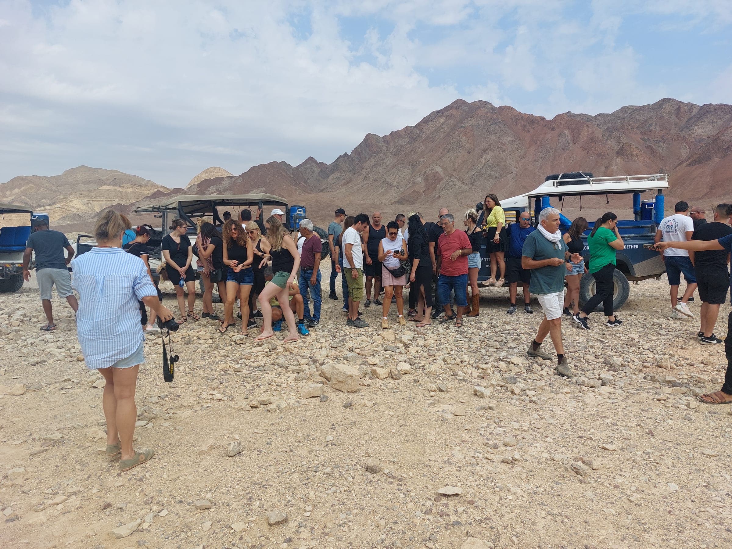התכנסות של קבוצה גדולה ליד הג׳יפים