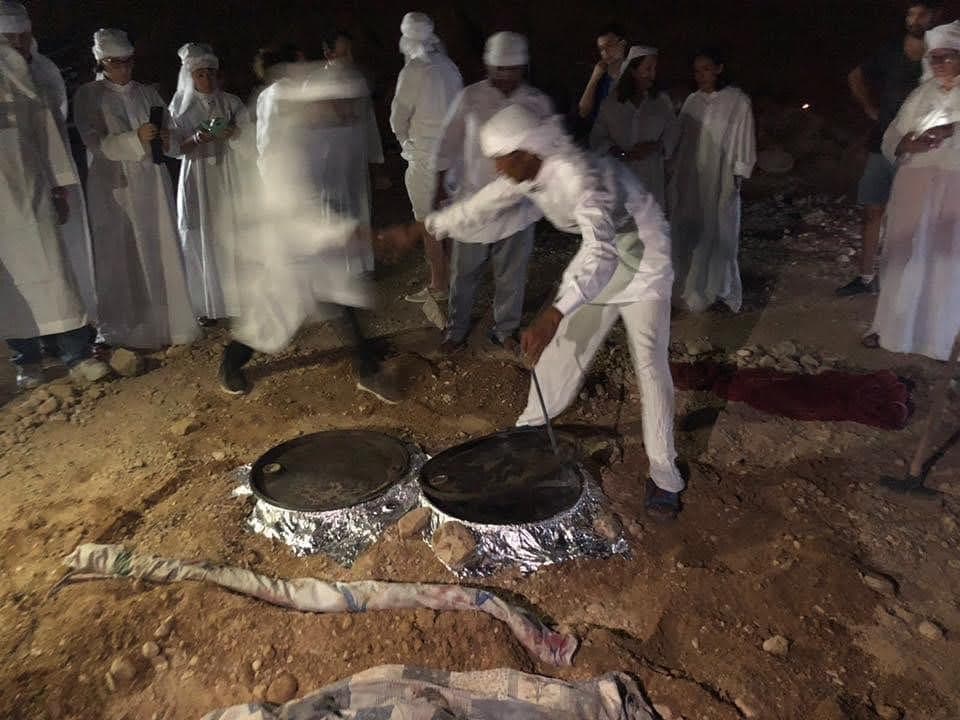 הכנת אוכל מסורתי בשטח בשעות הלילה